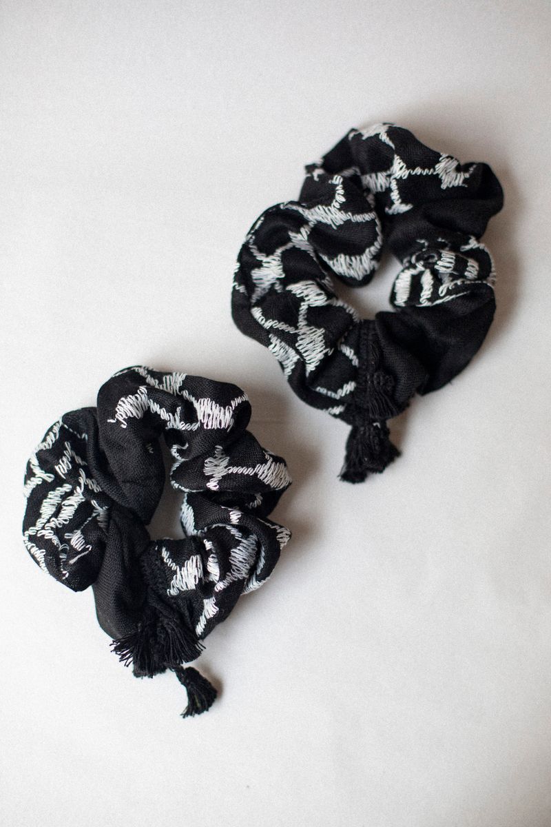 Keffiyeh-hårstrikk, svart og hvit med dusker