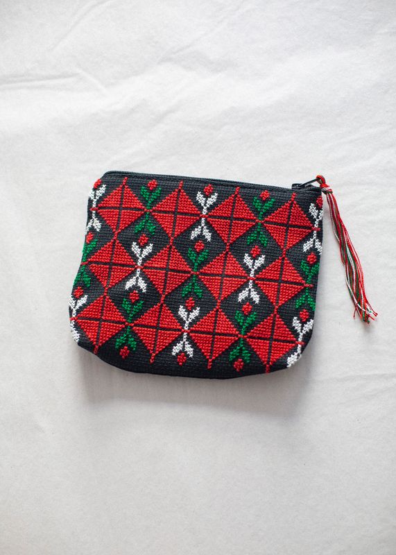 Brodert pung, rød, grønn og hvit, 17 cm