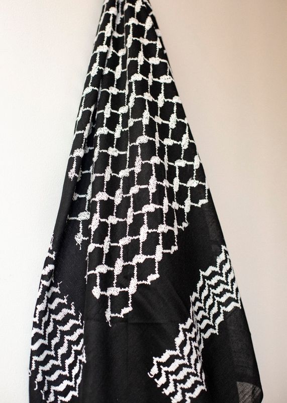 Stor keffiyeh, svart bakgrunn og hvit