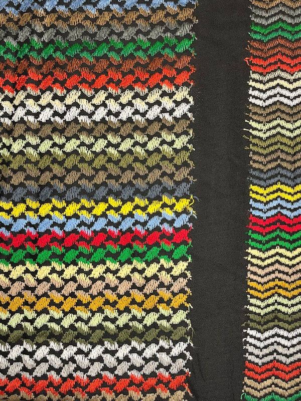 Stor keffiyeh, svart og fargerik, ulike kanter