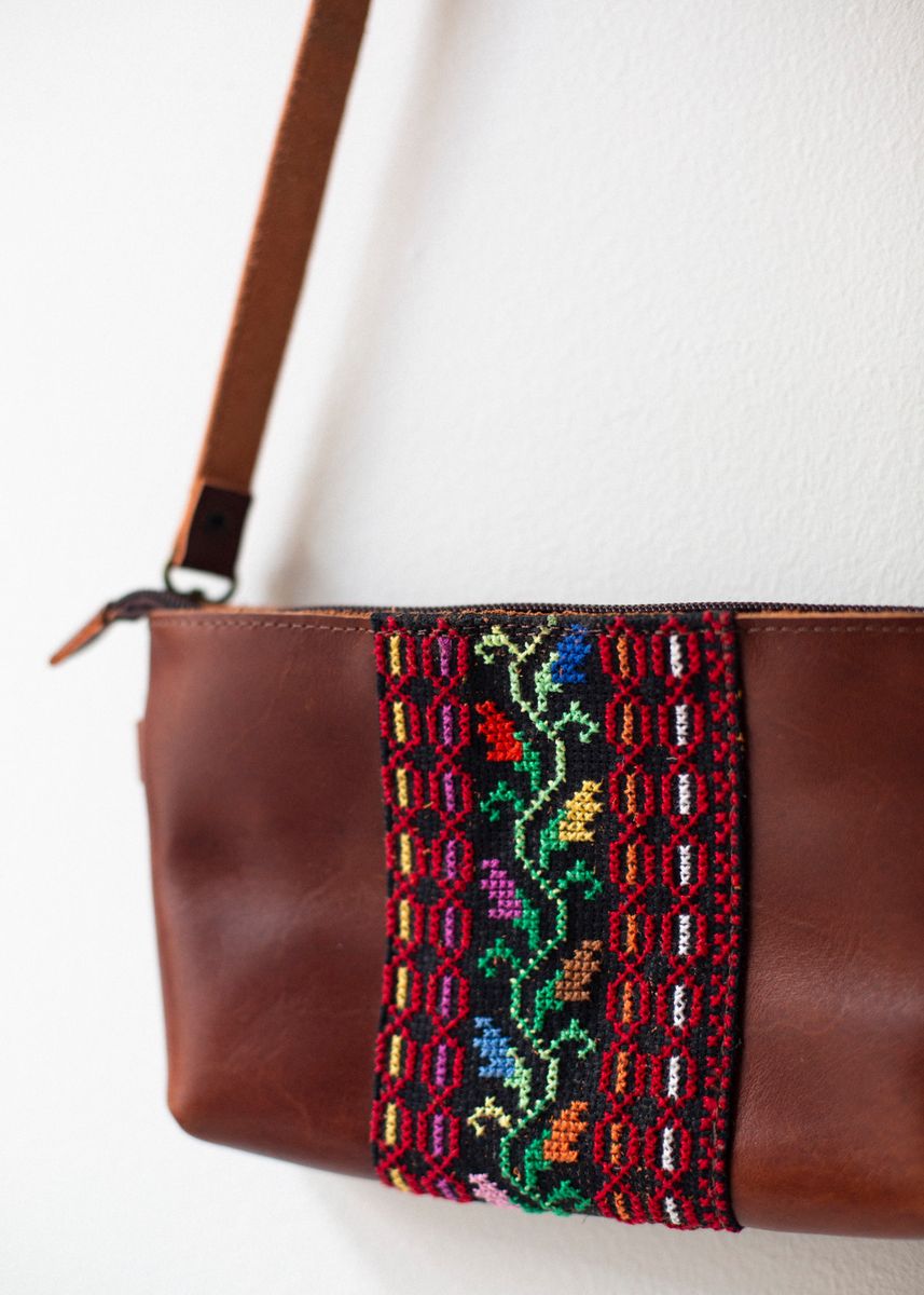 Liten brodert skinnveske, brun