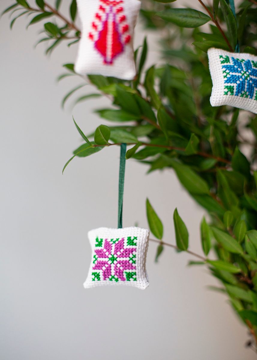 Håndbrodert pynt, Threads of Hope