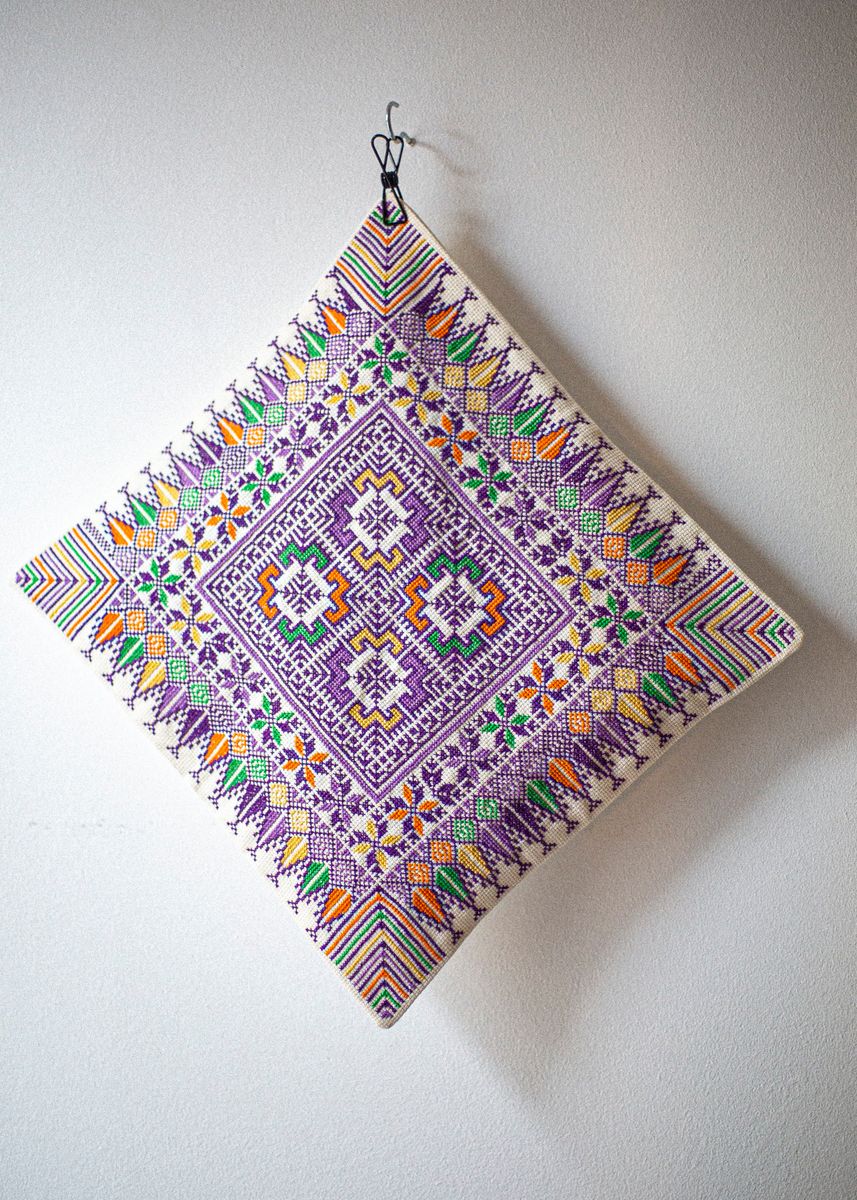 Brodert putetrekk, lilla og flerfarget