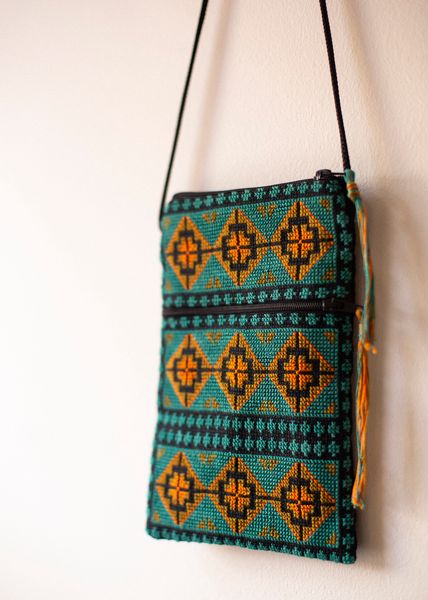 Hovedbilde Liten brodert skulderveske, sort, turkis og ...