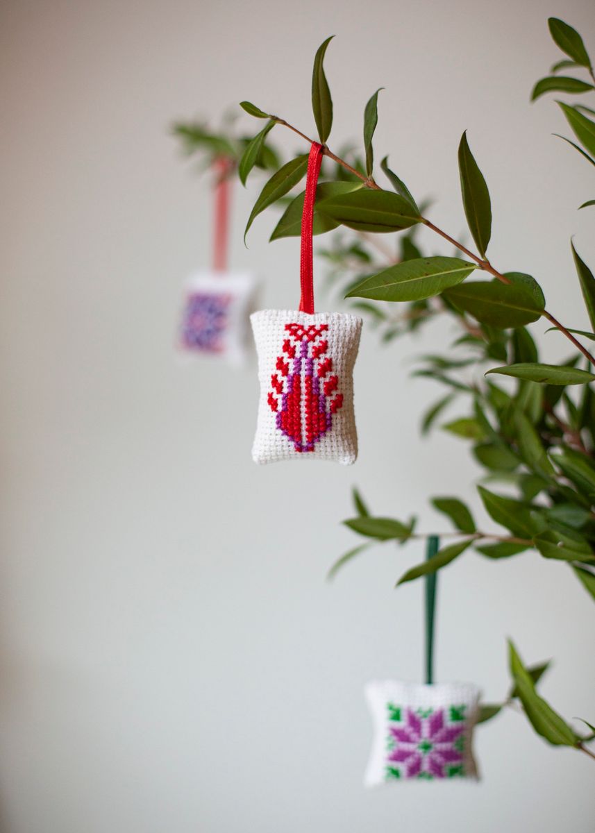 Håndbrodert pynt, Threads of Hope