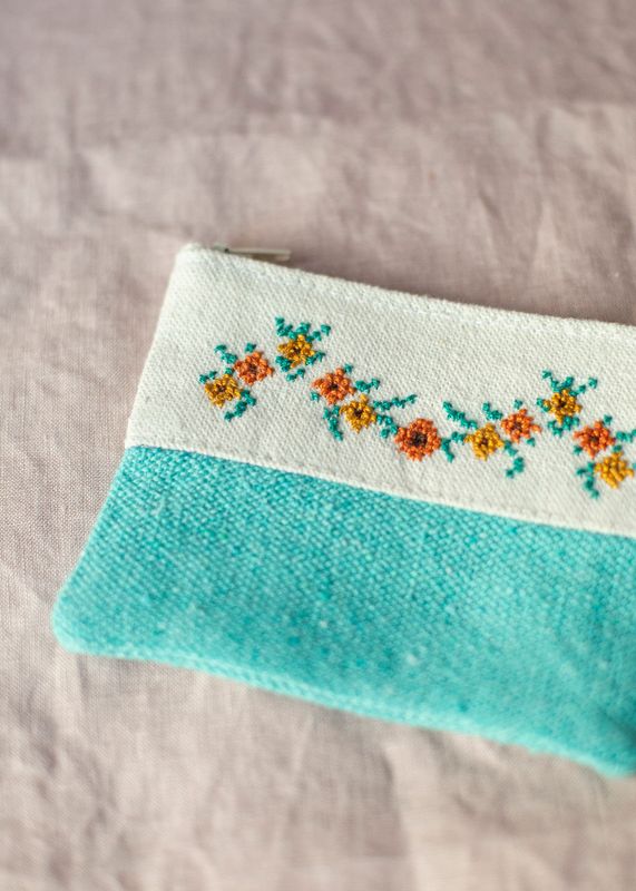Liten brodert pung, hvit og turkis