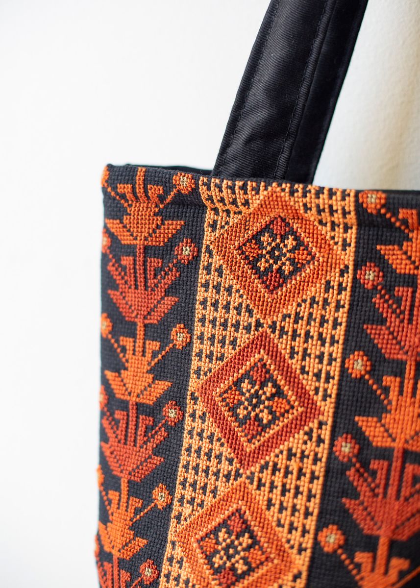 Stor brodert veske, sort og oransje