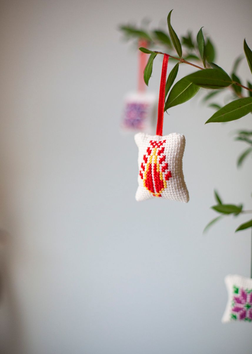 Håndbrodert pynt, Threads of Hope