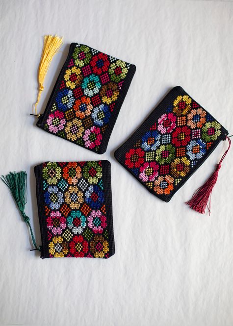 Hovedbilde Liten brodert pung, svart og flerfarget