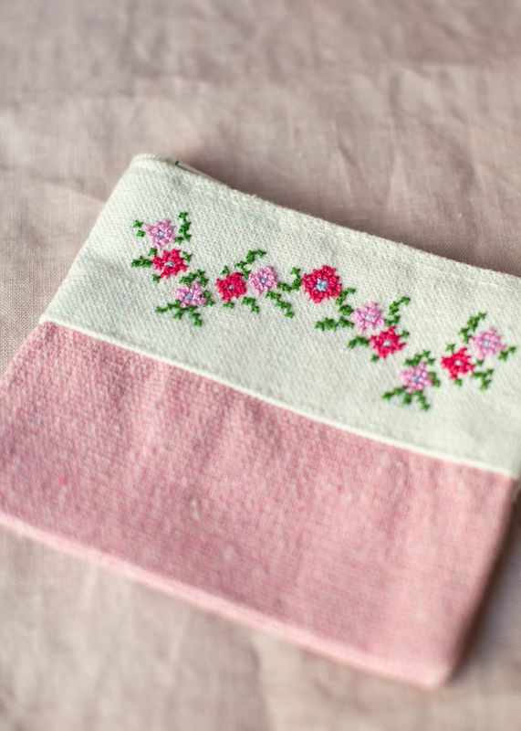 Liten brodert pung, hvit og rosa